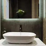 Sunny - Location - Charming Balcony Apartment