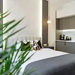 Sunny - Location - Charming Balcony Apartment *