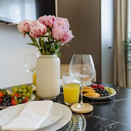 Sunny - Location - Charming Balcony Bükreş