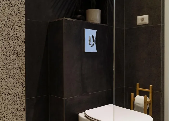 Sunny - Location - Charming Balcony Apartment *