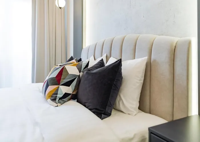 Sunny - Location - Charming Balcony Apartment *