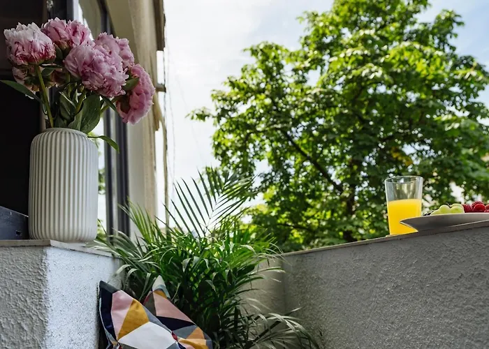 Sunny - Location - Charming Balcony 아파트