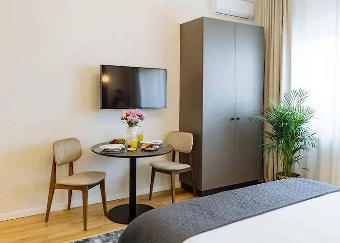 Sunny - Location - Charming Balcony Apartment *