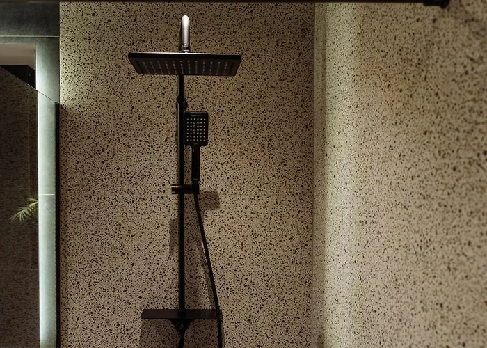 Sunny - Location - Charming Balcony Apartment